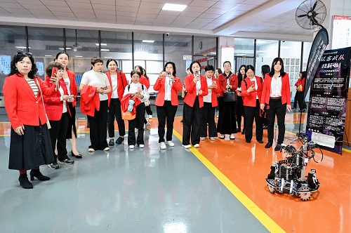 参观工业机器人实验实训中心.jpg 参观工业机器人实验实训中心.jpg