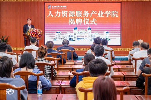 冯海志主持.jpg 冯海志主持.jpg
