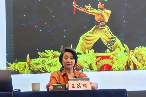 王鸿昀主讲.jpg 王鸿昀主讲.jpg