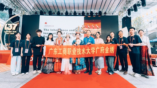 参展团队合影.jpg 参展团队合影.jpg