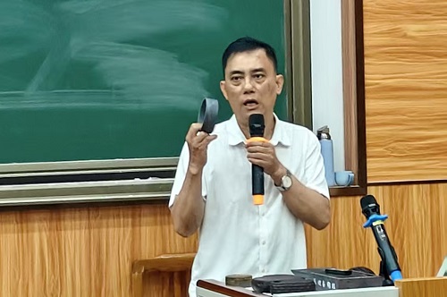 郑天旭主讲.jpg 郑天旭主讲.jpg