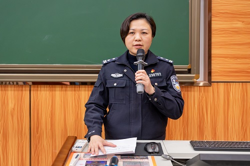 罗艳妮作校园交通安全培训.jpg 罗艳妮作校园交通安全培训.jpg