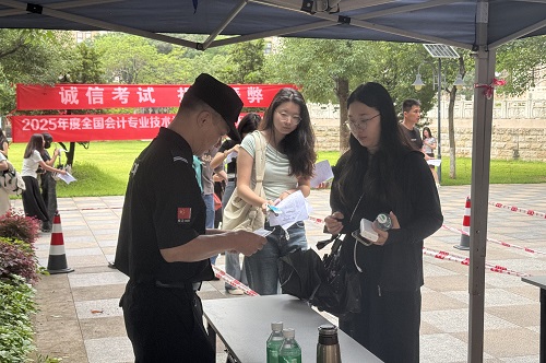 考生接受检查.jpg 考生接受检查.jpg