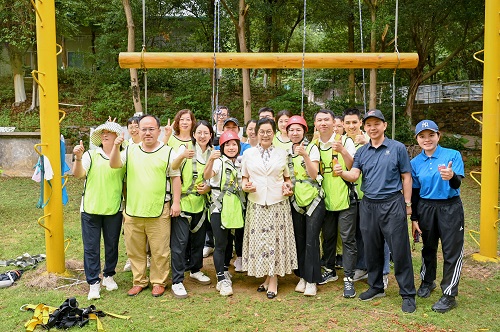 学校董事长谢建平与参加活动教职工合影.jpg 学校董事长谢建平与参加活动教职工合影.jpg