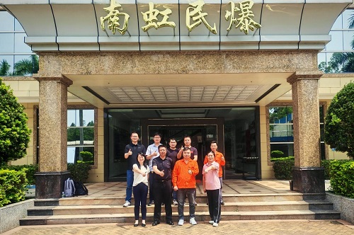 双方合影.jpg 双方合影.jpg