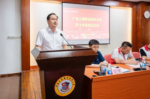 卢景值作表态发言.JPG 卢景值作表态发言.JPG