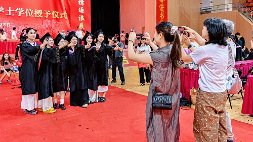 毕业生家人记录难忘时刻.jpg
