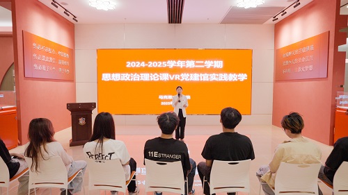 学生在党建馆上课2.jpg 学生在党建馆上课2.jpg