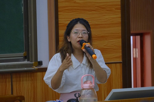 潘莲娣主讲.JPG