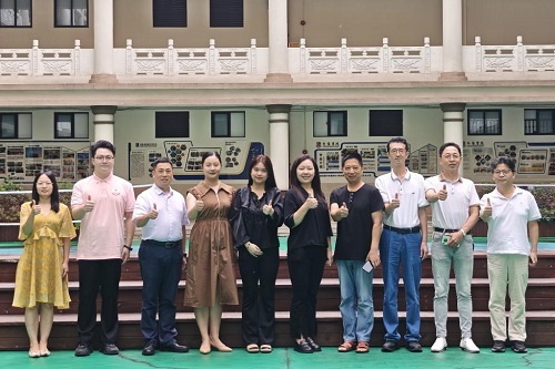 双方合影.jpg 双方合影.jpg