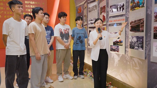 学生在党建馆上课1.jpg 学生在党建馆上课1.jpg