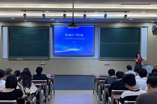 张蓉作报告.jpg 张蓉作报告.jpg