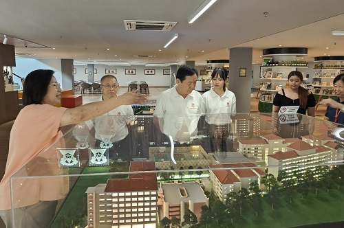 冯海志一行参观坤成中学校史馆.jpg 冯海志一行参观坤成中学校史馆.jpg