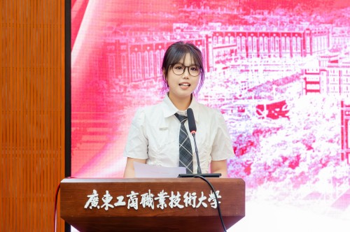 学生代表秦誉衔发言.jpg 学生代表秦誉衔发言.jpg