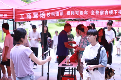 考生进行人脸识别.jpg 考生进行人脸识别.jpg