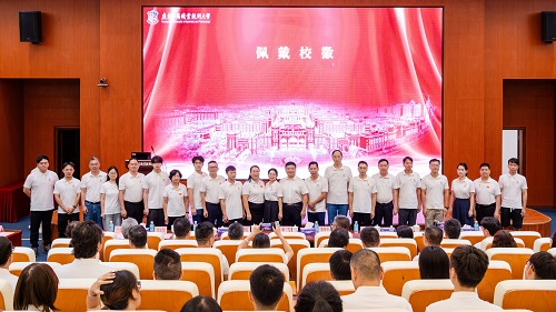 与会领导为新教职工佩戴校徽.jpg