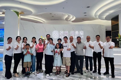 合影留念.jpg 合影留念.jpg
