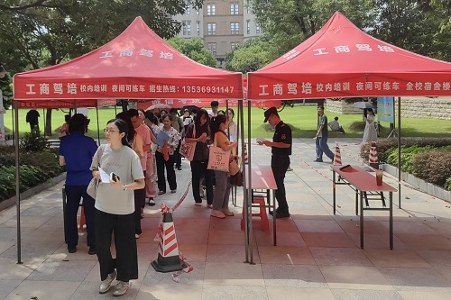 考生有序进场.jpg 考生有序进场.jpg