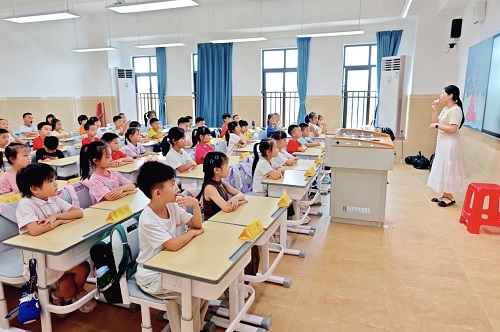 广工商大实验学校学生在课室上课:端州发布陈子骅摄.jpg 广工商大实验学校学生在课室上课:端州发布陈子骅摄.jpg