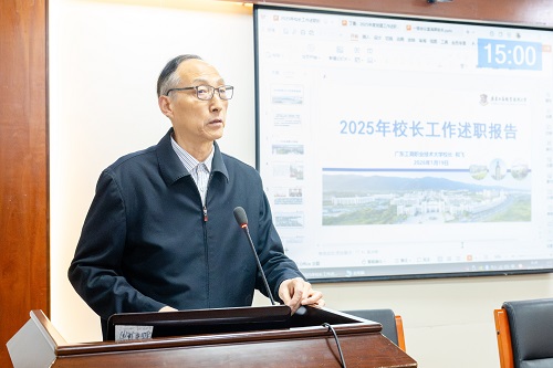 和飞代表学校行政班子向董事会述职.jpg 和飞代表学校行政班子向董事会述职.jpg