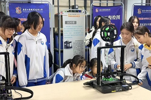 学生参观1.jpg 学生参观1.jpg