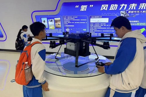 学生参观2.jpg 学生参观2.jpg