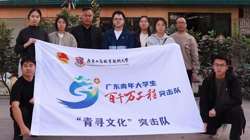 世界杯官网师生与那宾村村干部合影.jpg 世界杯官网师生与那宾村村干部合影.jpg