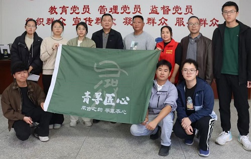 世界杯官网师生与旺垌村村委委员合影.jpg 世界杯官网师生与旺垌村村委委员合影.jpg