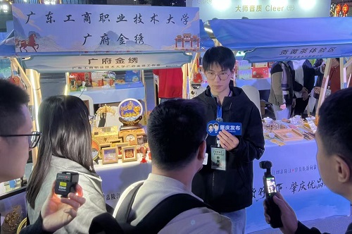 接受媒体采访.jpg 接受媒体采访.jpg