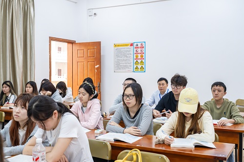 学校领导在星湖校区听课巡查2.jpg 学校领导在星湖校区听课巡查2.jpg