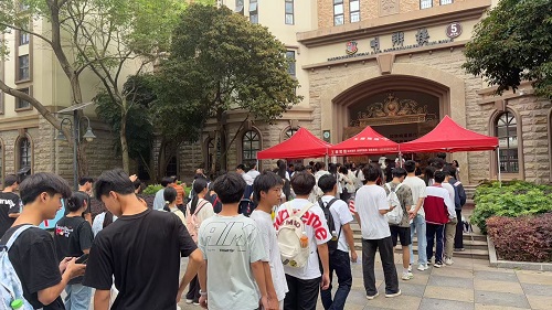 考生进场.jpg 考生进场.jpg
