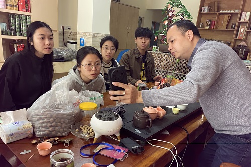 师生团队走访当地企业.jpg 师生团队走访当地企业.jpg