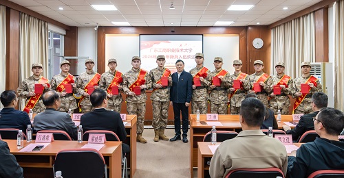 丁勇与入伍学生合影.jpg 丁勇与入伍学生合影.jpg
