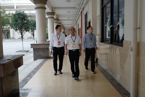 肇庆市教育局招生办公室副主任李锡文一行来校巡查.jpg