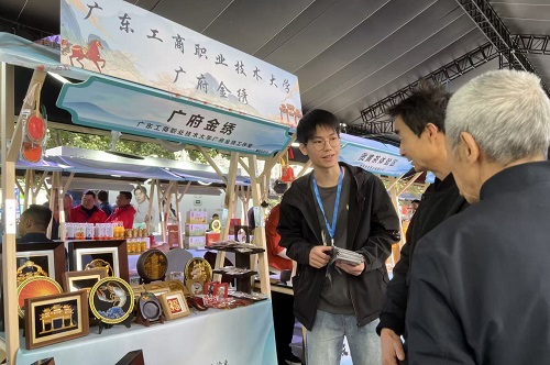 当地市民驻足了解.jpg 当地市民驻足了解.jpg