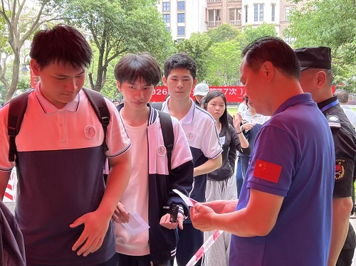 考生证件检查.jpg 考生证件检查.jpg