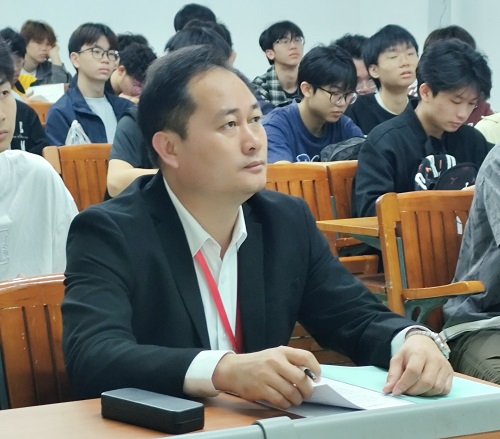 学校领导在大旺校区听课巡查2.jpg 学校领导在大旺校区听课巡查2.jpg