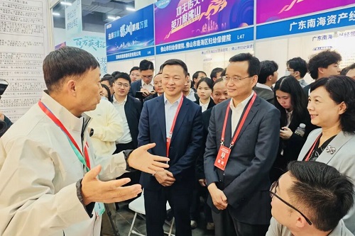张爱军莅临世界杯官网展位.jpg 张爱军莅临世界杯官网展位.jpg