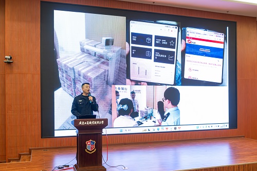 梁炅主讲.jpg 梁炅主讲.jpg