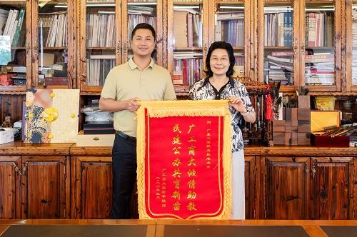 赠送锦旗.jpg