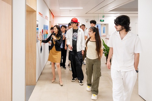 参观肇庆市港澳青年创新创业基地.jpg