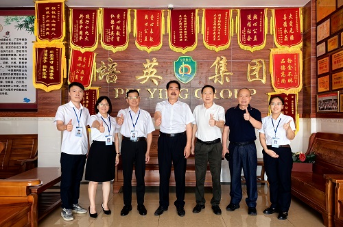 冯海志一行与校友代表合影3.jpg 冯海志一行与校友代表合影3.jpg