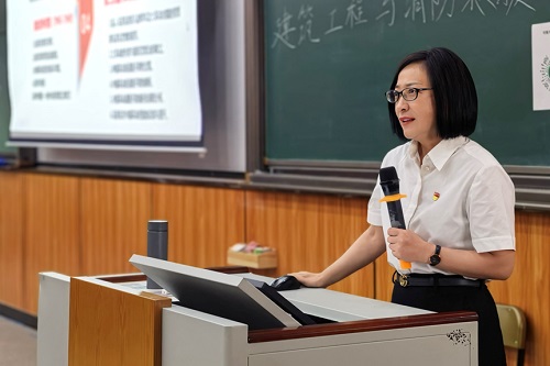 许辉主讲.jpg 许辉主讲.jpg