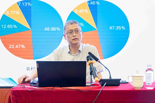 靳朴主讲.jpg 靳朴主讲.jpg