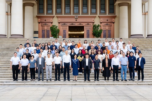 与会人员合影.jpg 与会人员合影.jpg