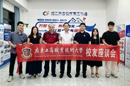 冯海志一行与校友代表合影1.jpg 冯海志一行与校友代表合影1.jpg