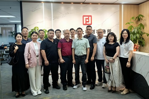 与会人员合影.jpg 与会人员合影.jpg