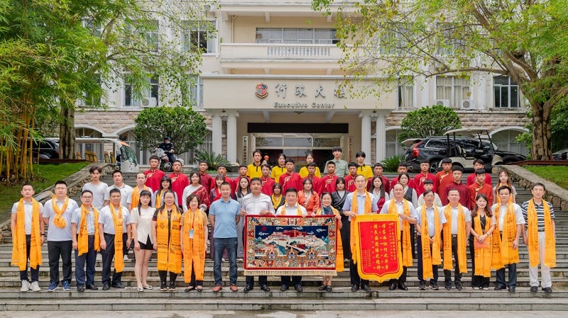 林芝来粤访学师生向广工商大赠送锦旗和纪念品.jpg