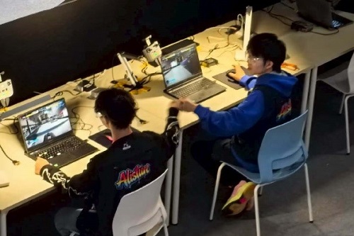 操控现场.jpg 操控现场.jpg