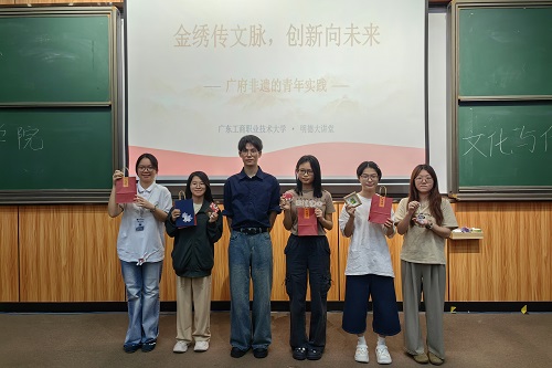 现场学生代表获赠文创产品.jpg 现场学生代表获赠文创产品.jpg